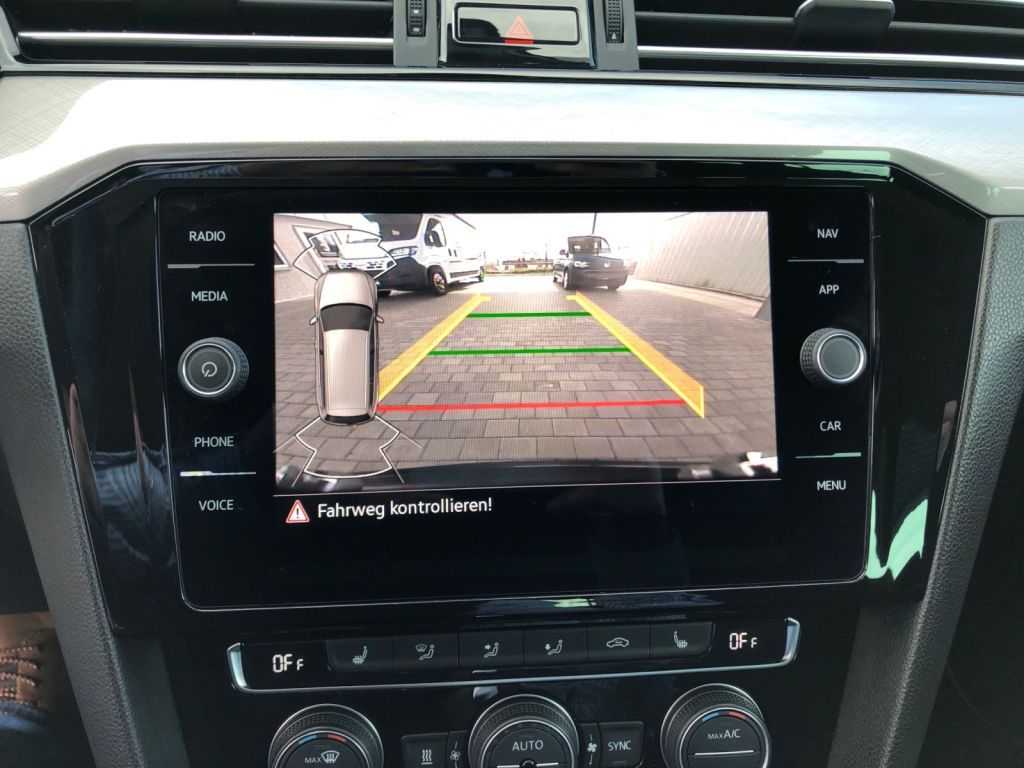 Fahrzeugabbildung Volkswagen Passat Variant 1.6 TDI SCR DSG Business Standhei