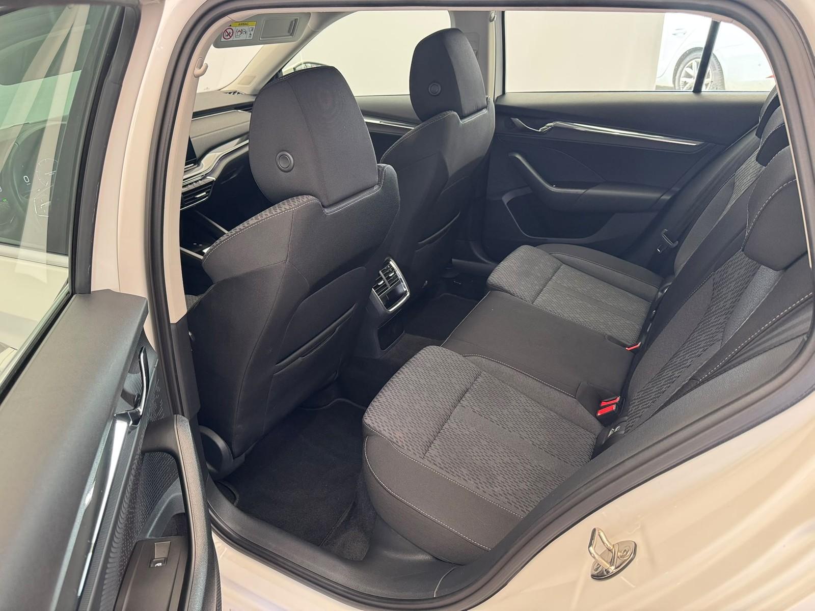 Skoda Octavia Combi 2.0TDI DSG+LED+KEYLESS+APP+PDC+MFL