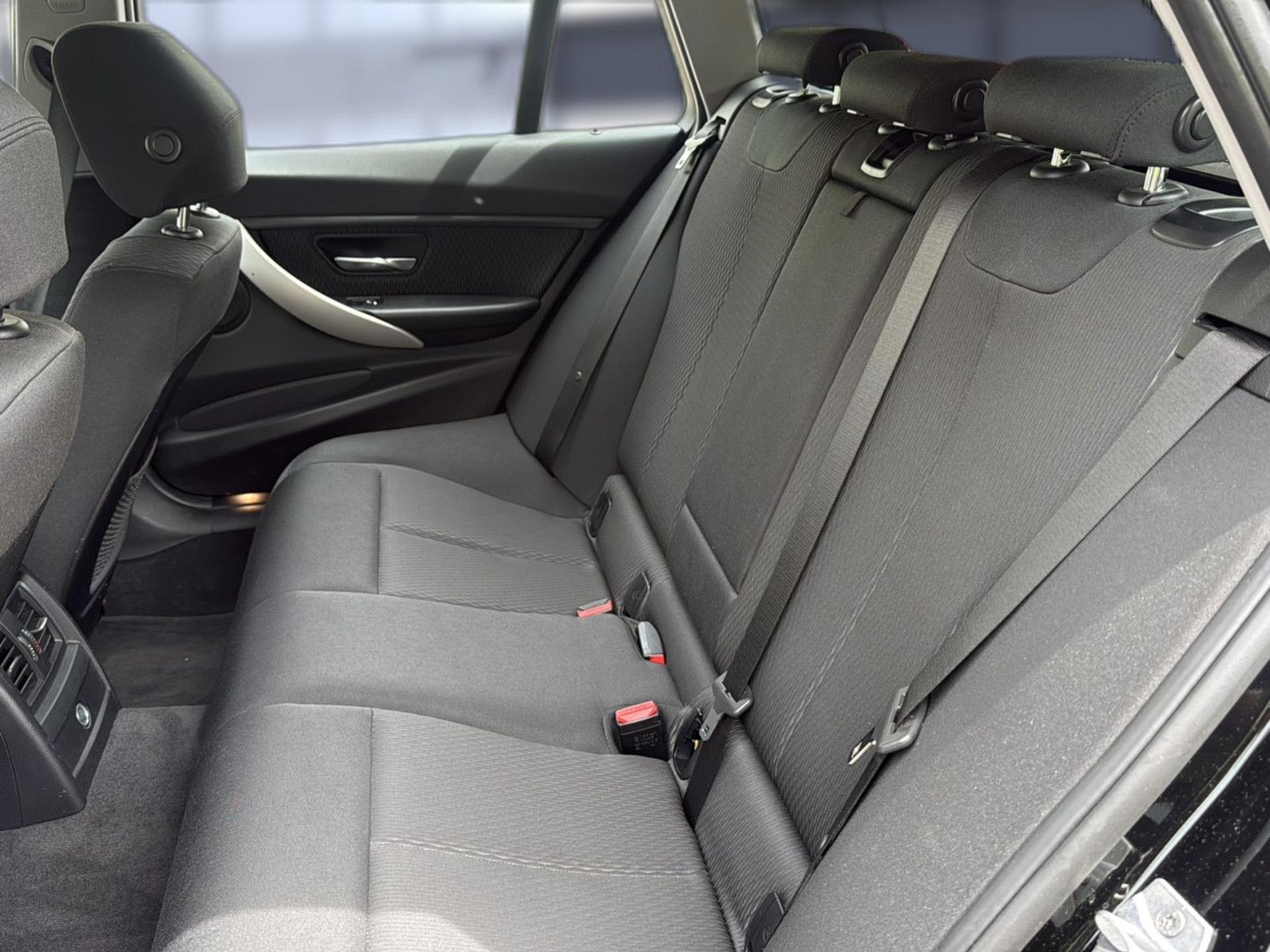 Fahrzeugabbildung BMW 320i Touring / Unfallfrei