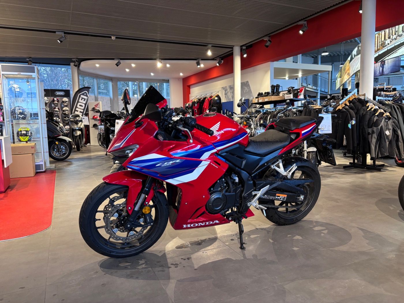 Fahrzeugabbildung Honda CBR 500 R 2025, Windschild schwarz, Tankpad,