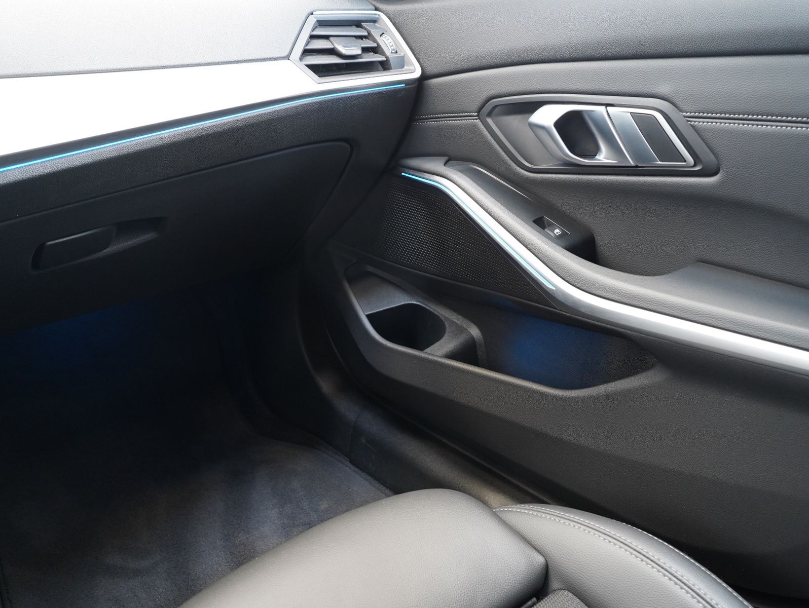 Fahrzeugabbildung BMW 330 e Touring Sport Line INDIVIDUAL/HEADUP/LASER