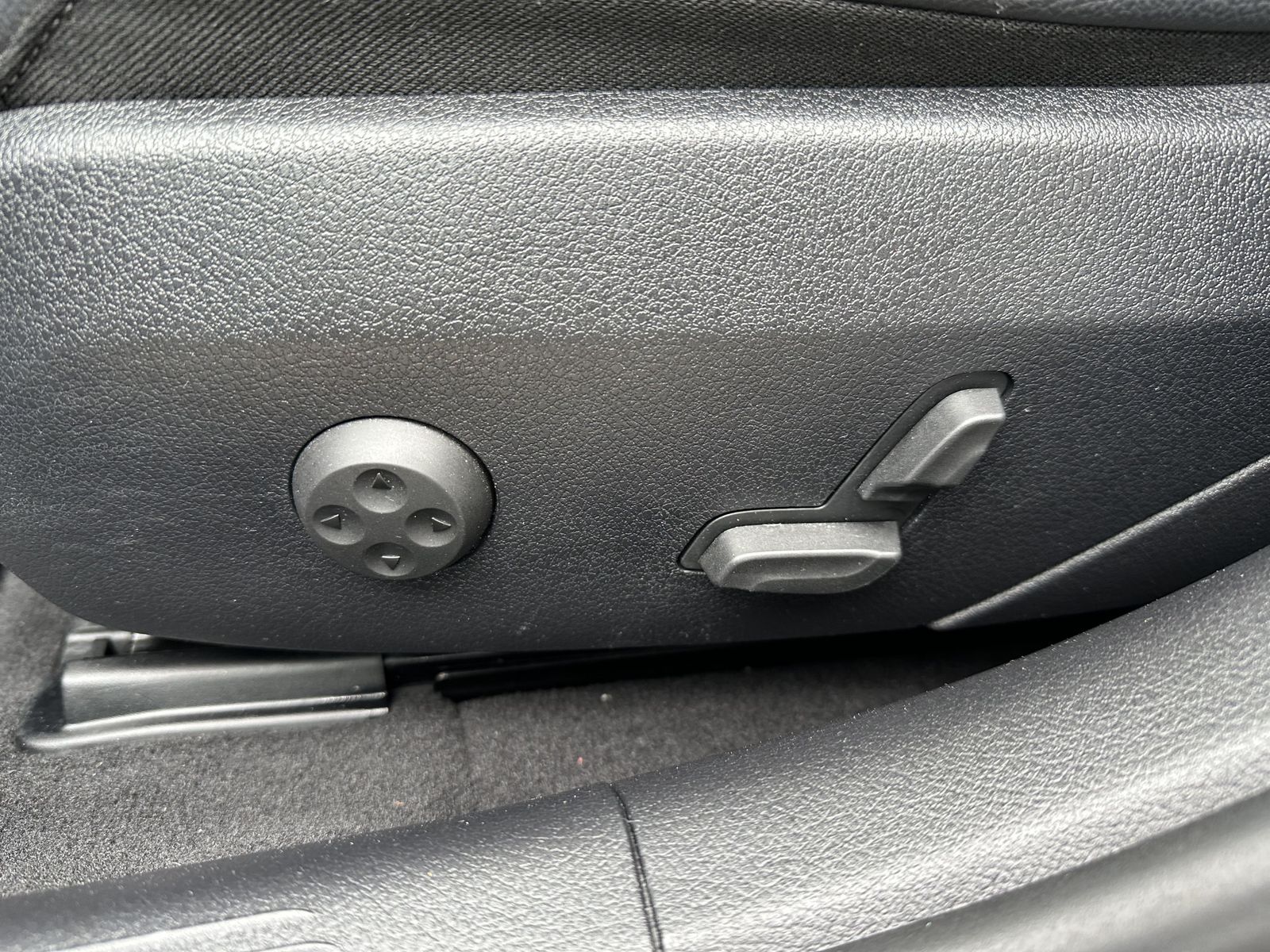 Fahrzeugabbildung Mercedes-Benz C 220d T Avantgarde NAV+LED+KAMERA+VCOCKPIT+TOTW