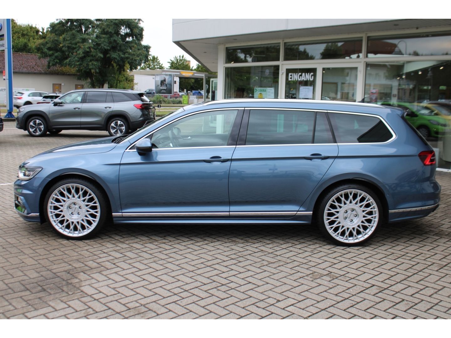 Fahrzeugabbildung Volkswagen Passat Variant Highline R-Line LED ACC StHZg Led