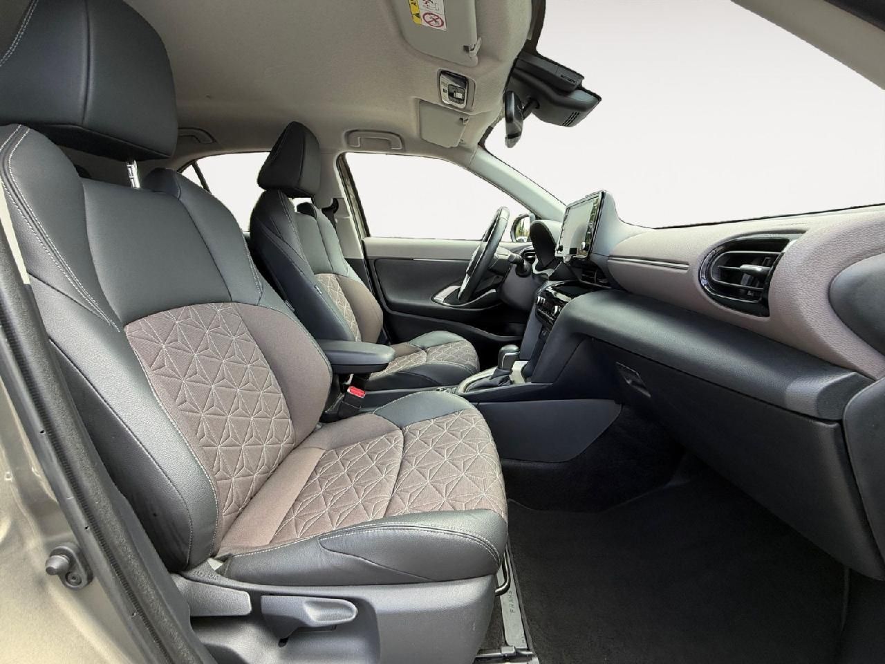 Fahrzeugabbildung Toyota Yaris Cross Hybrid AWD-i Elegant