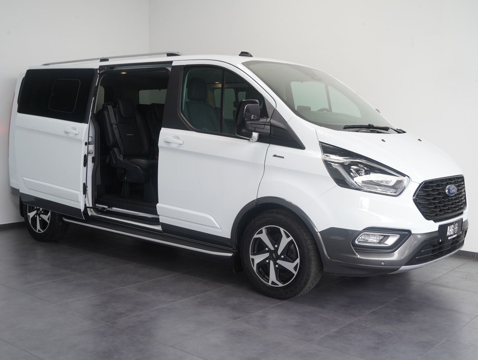 Fahrzeugabbildung Ford Tourneo Custom 320 L2 Active 8-SITZER/XENON
