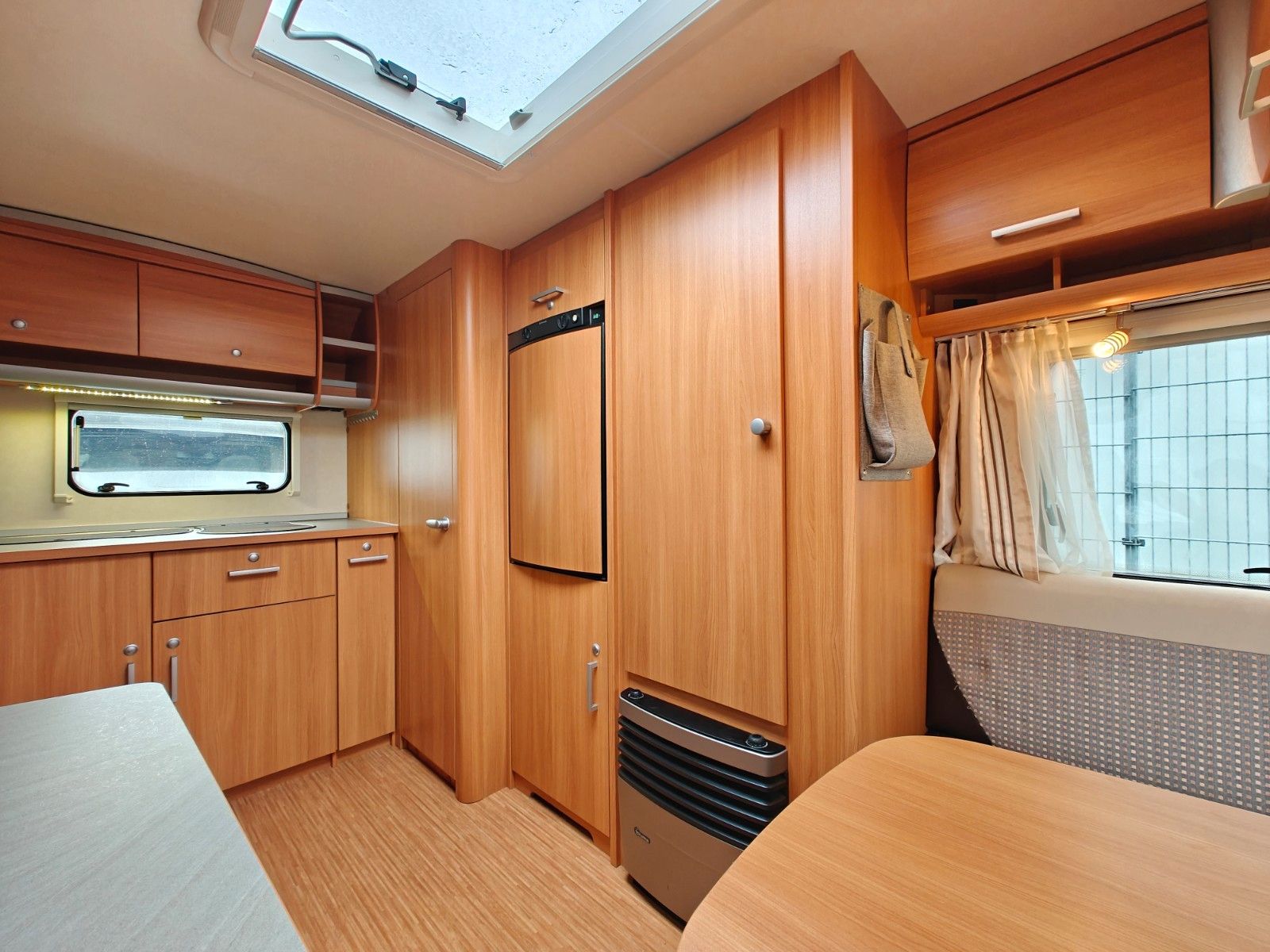 Fahrzeugabbildung Knaus Sport 400 LB - Doppelbett/Sitzgruppe, Superb -