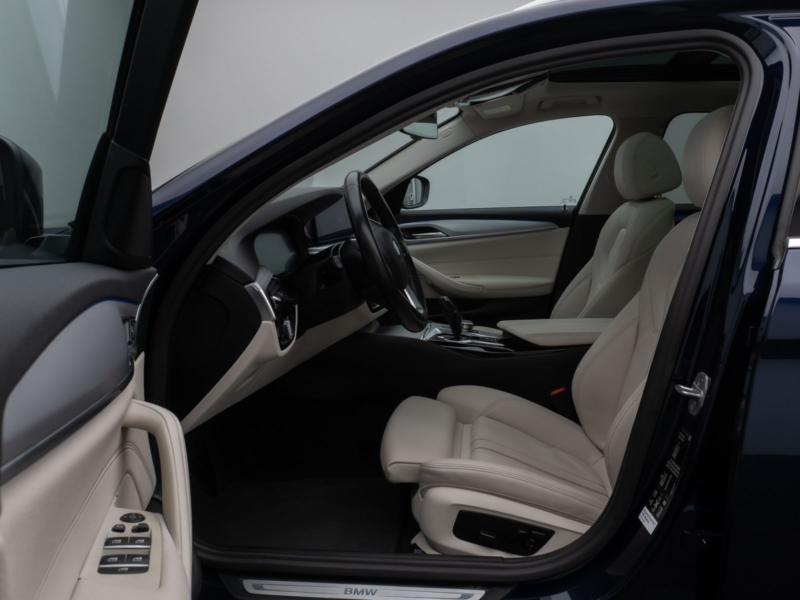 Fahrzeugabbildung BMW 530d xD Panoram Kamera HUD DAB HiFi SoftCl Sport