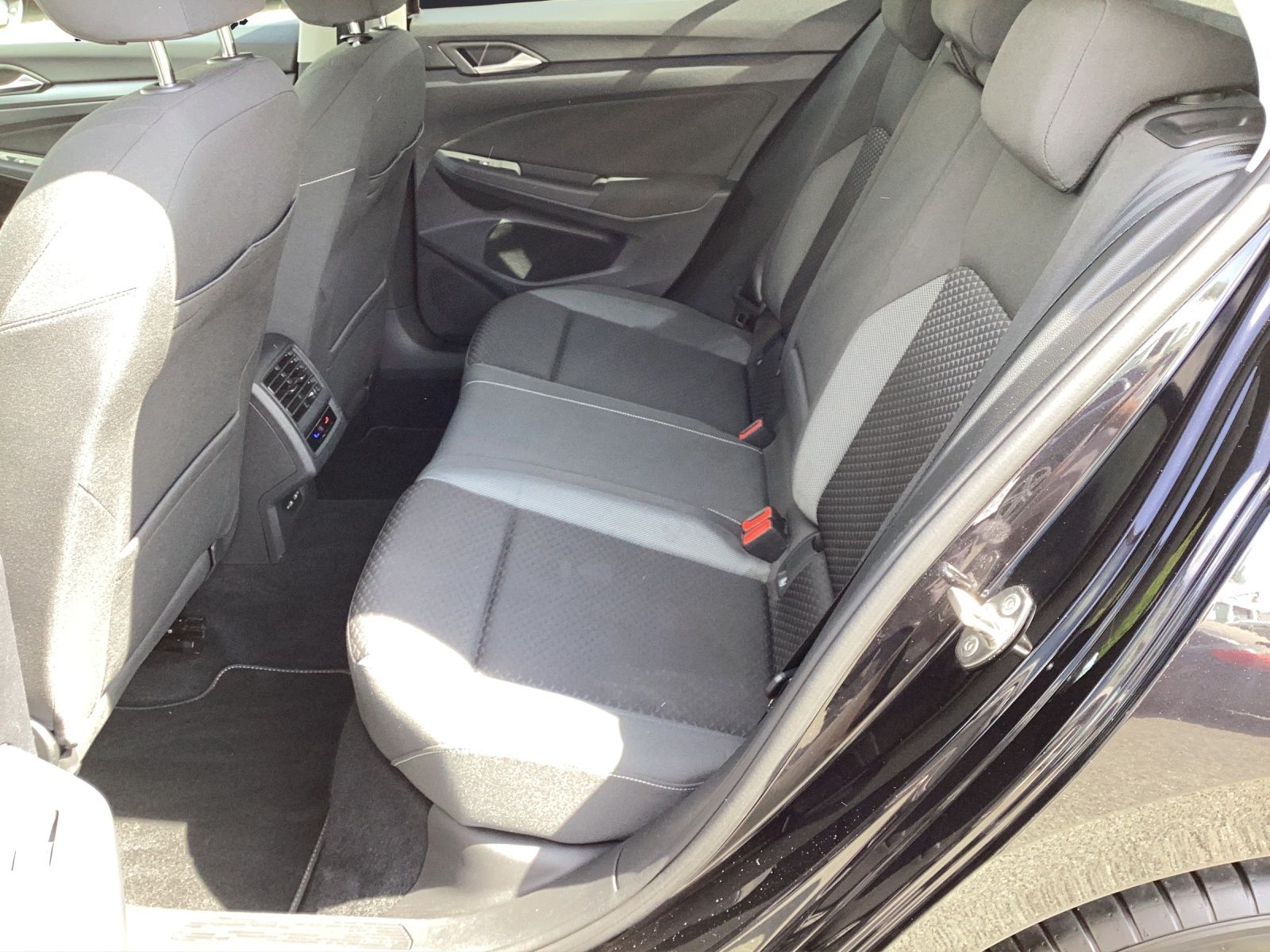 Fahrzeugabbildung Volkswagen Golf VIII eTSI Active DSG LED AHK Navi AID ACC P