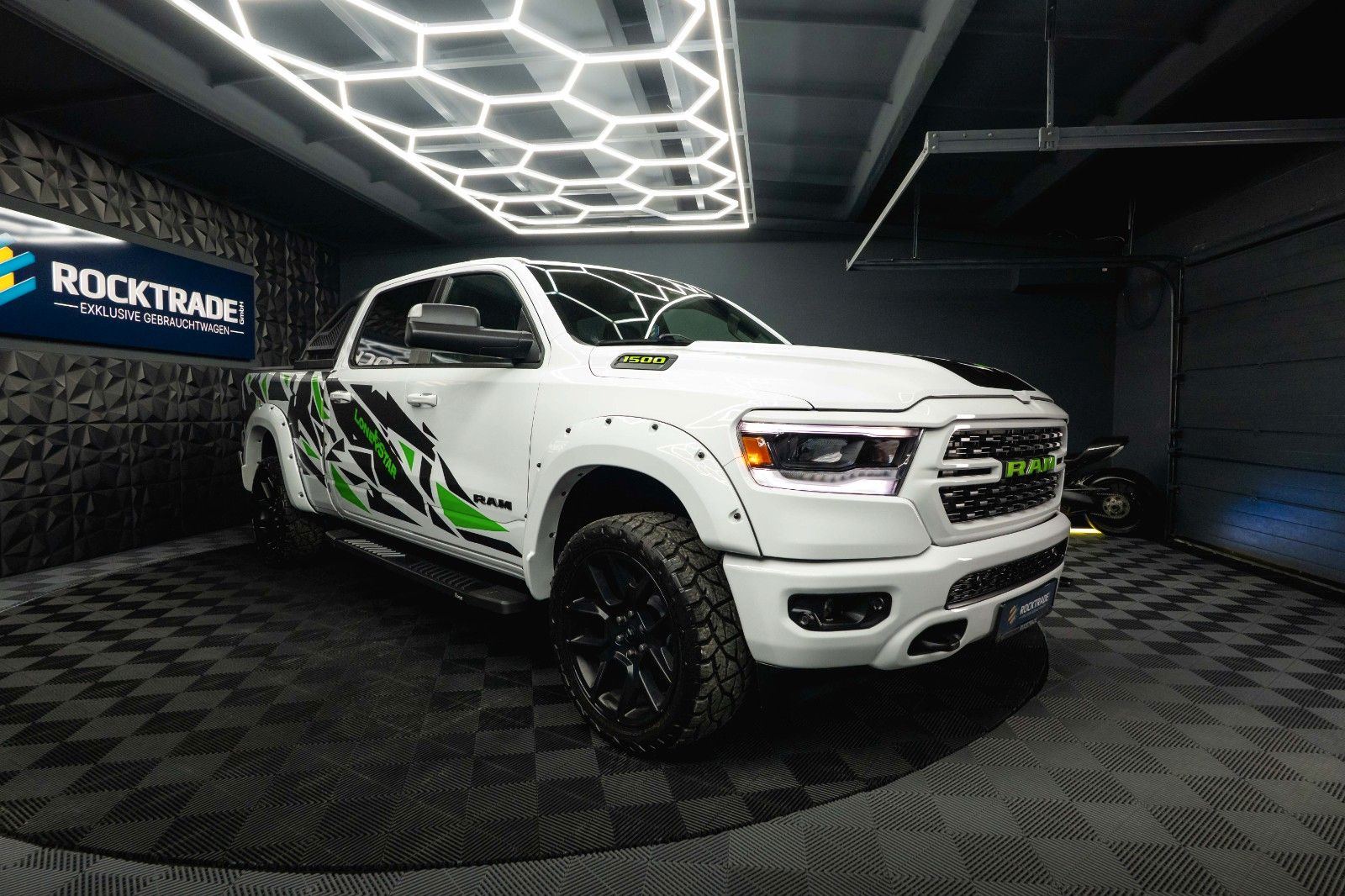 Fahrzeugabbildung Dodge RAM 5.7 V8 HEMI 4x4 OFFROAD Night-Paket LONGBED