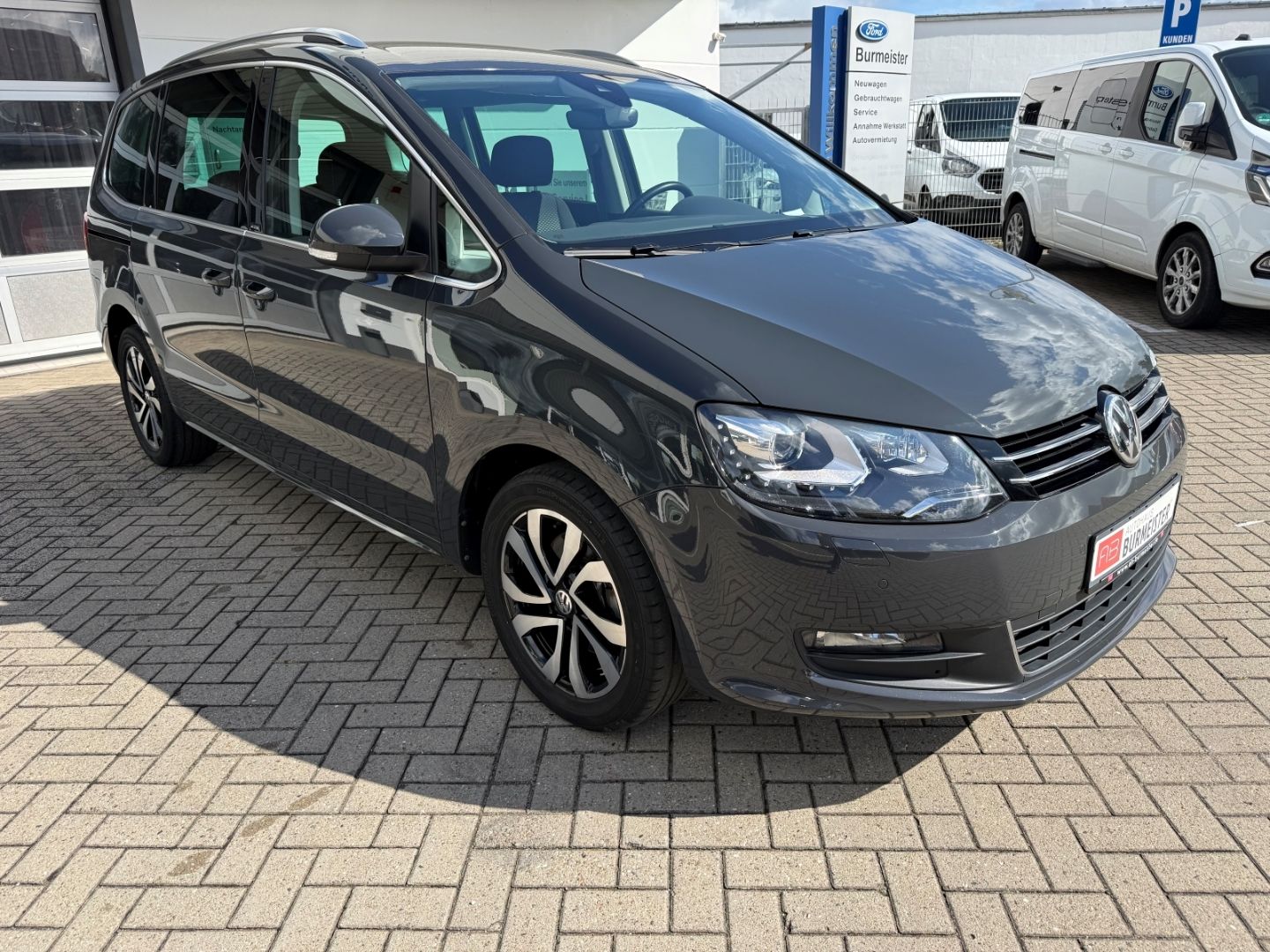 Fahrzeugabbildung Volkswagen Sharan Active Comfortline ACC SHZ Navi Dynau Bi-