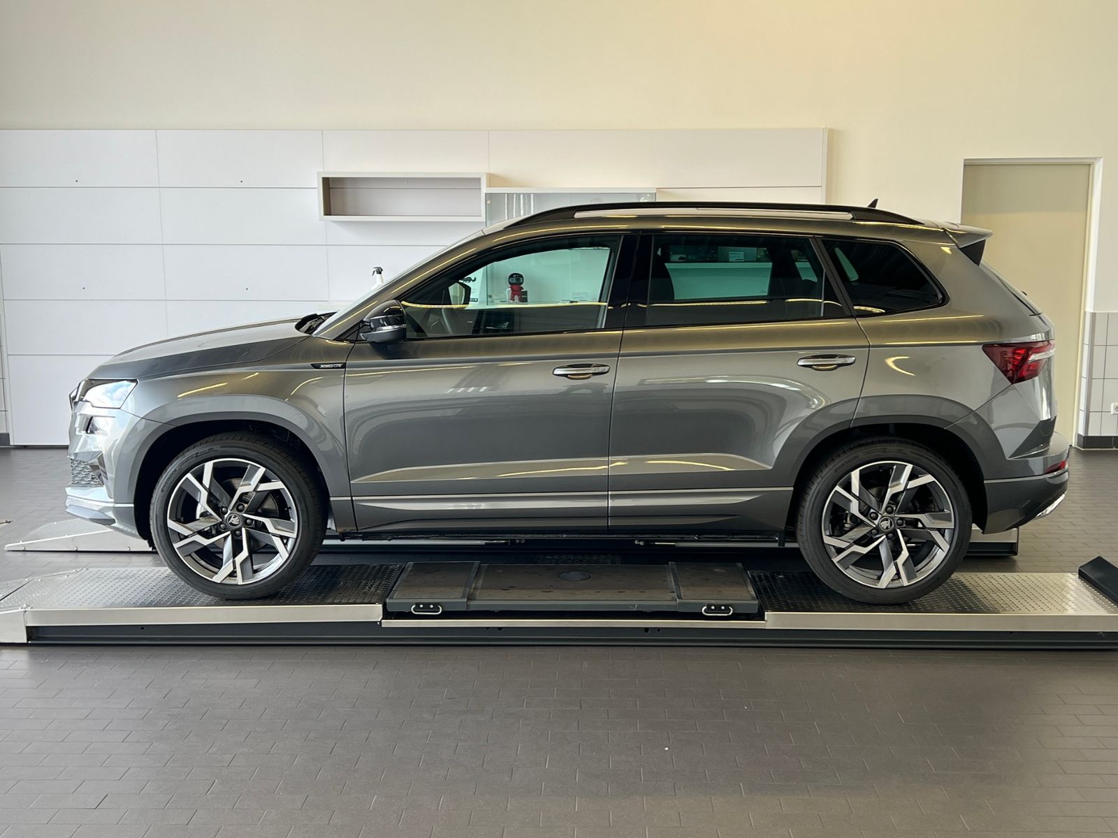 Fahrzeugabbildung SKODA Karoq Sportline 2.0 TSI 4x4 DSG *Panorama, AHK,