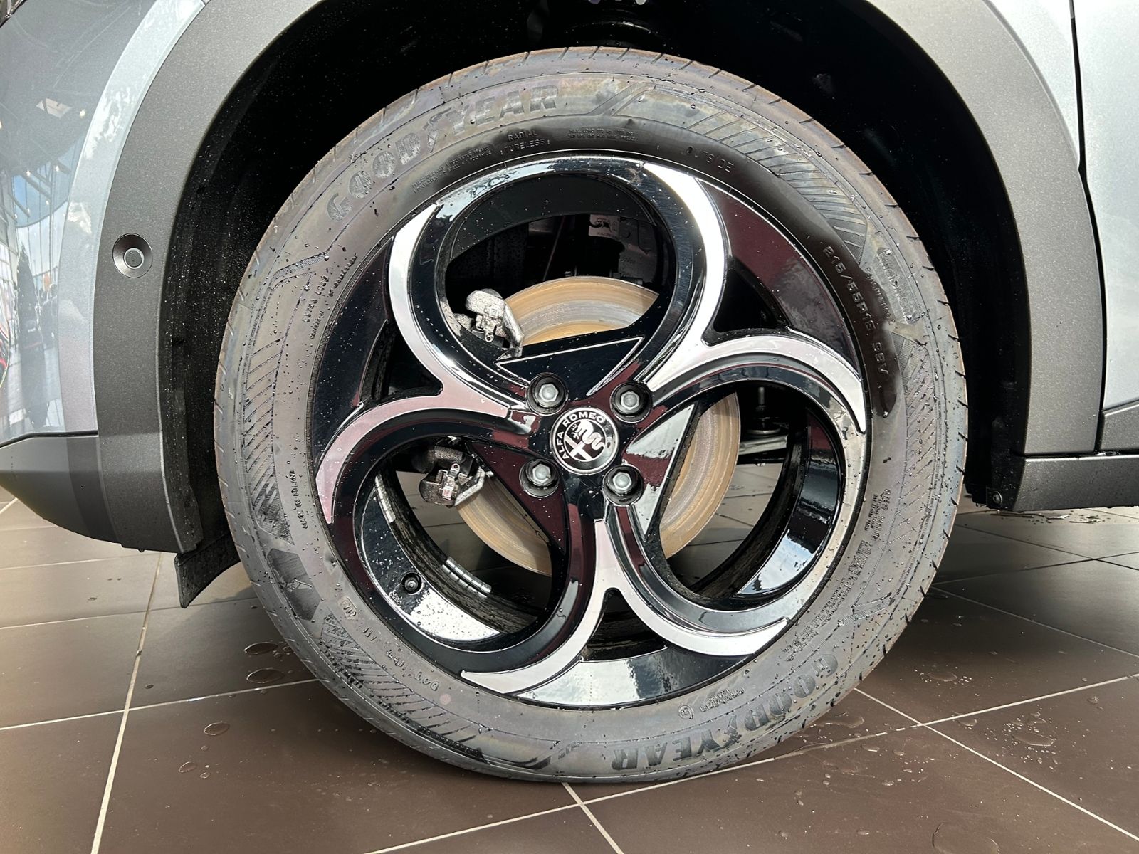 Fahrzeugabbildung Alfa Romeo Junior Ibrida Speciale - Technologie Paket