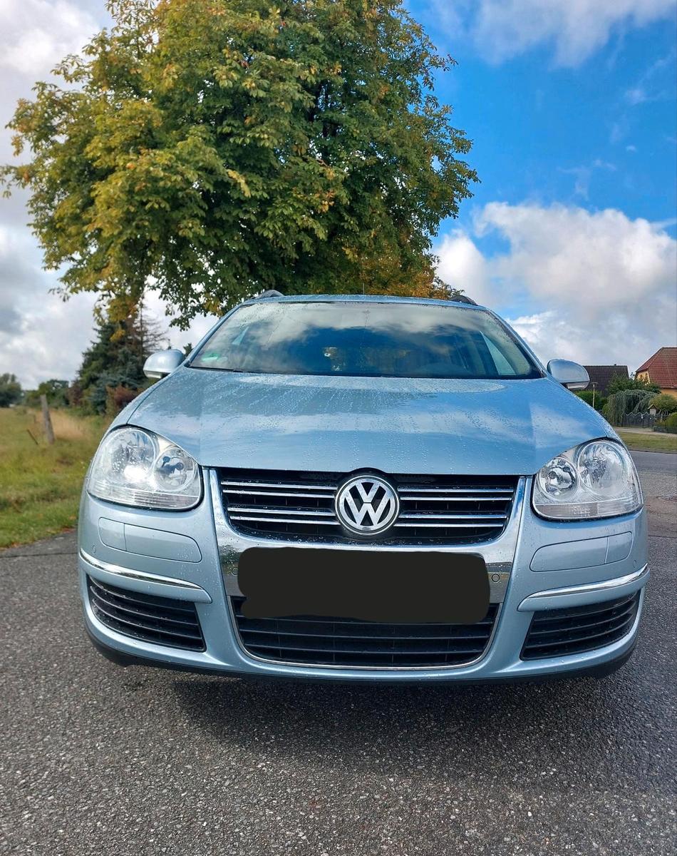 Volkswagen Golf 2009 — салон