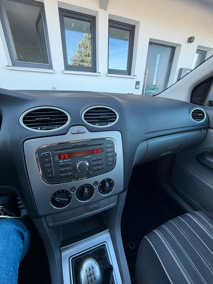 Ford Focus 2010 — photo 8