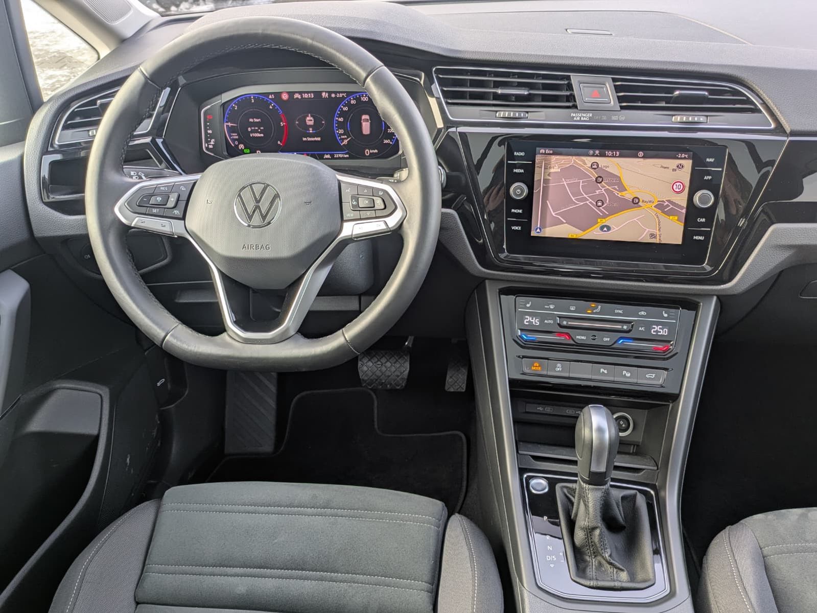 Fahrzeugabbildung Volkswagen Touran 2.0 DSG R-Line High BLACK Pano 7Si IQ AHK