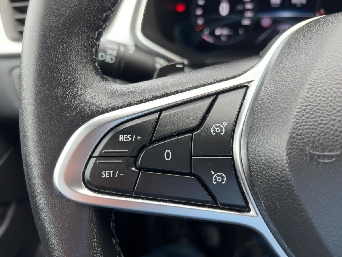 Fahrzeugabbildung Renault Captur TECHNO TCe 140 EDC Kamera SHZ - mit KI generiert/bearbeitet