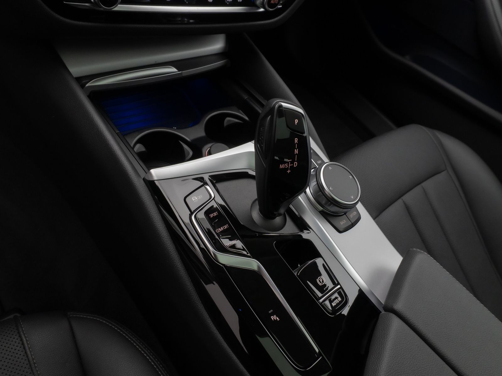 Fahrzeugabbildung BMW 520d Panorama Kamera HUD DAB 4Klima Alarm 19Zoll
