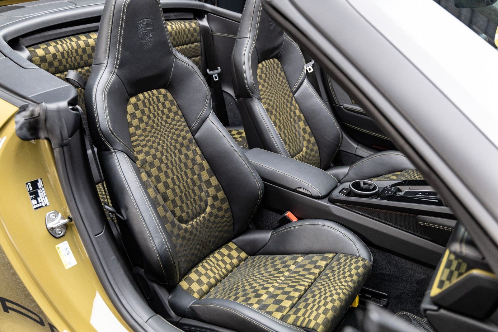 Fahrzeugabbildung Porsche 992.2 GTS Cabrio Spirit 70 + PCCB + Burmester