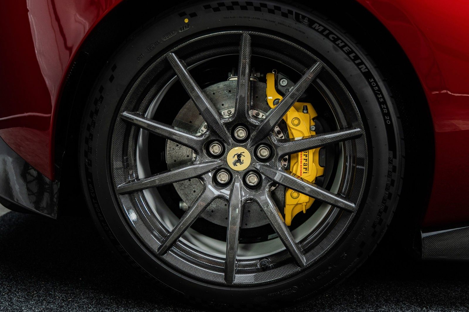 Fahrzeugabbildung Ferrari 296 GTB Speciale + Carbon + Lipstick Red + Lift