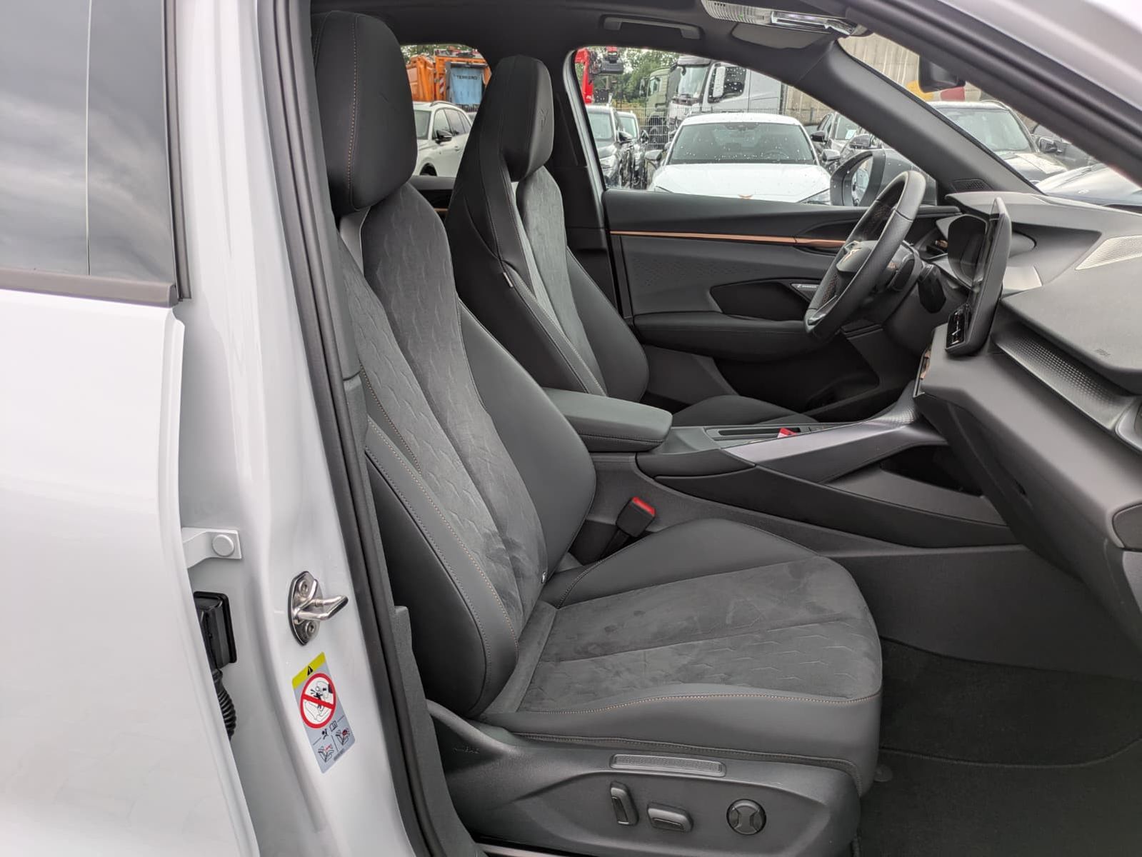 Fahrzeugabbildung CUPRA Terramar 2.0 TSI 4D VZ HUD*MATRIX*PANO*DCC*20"