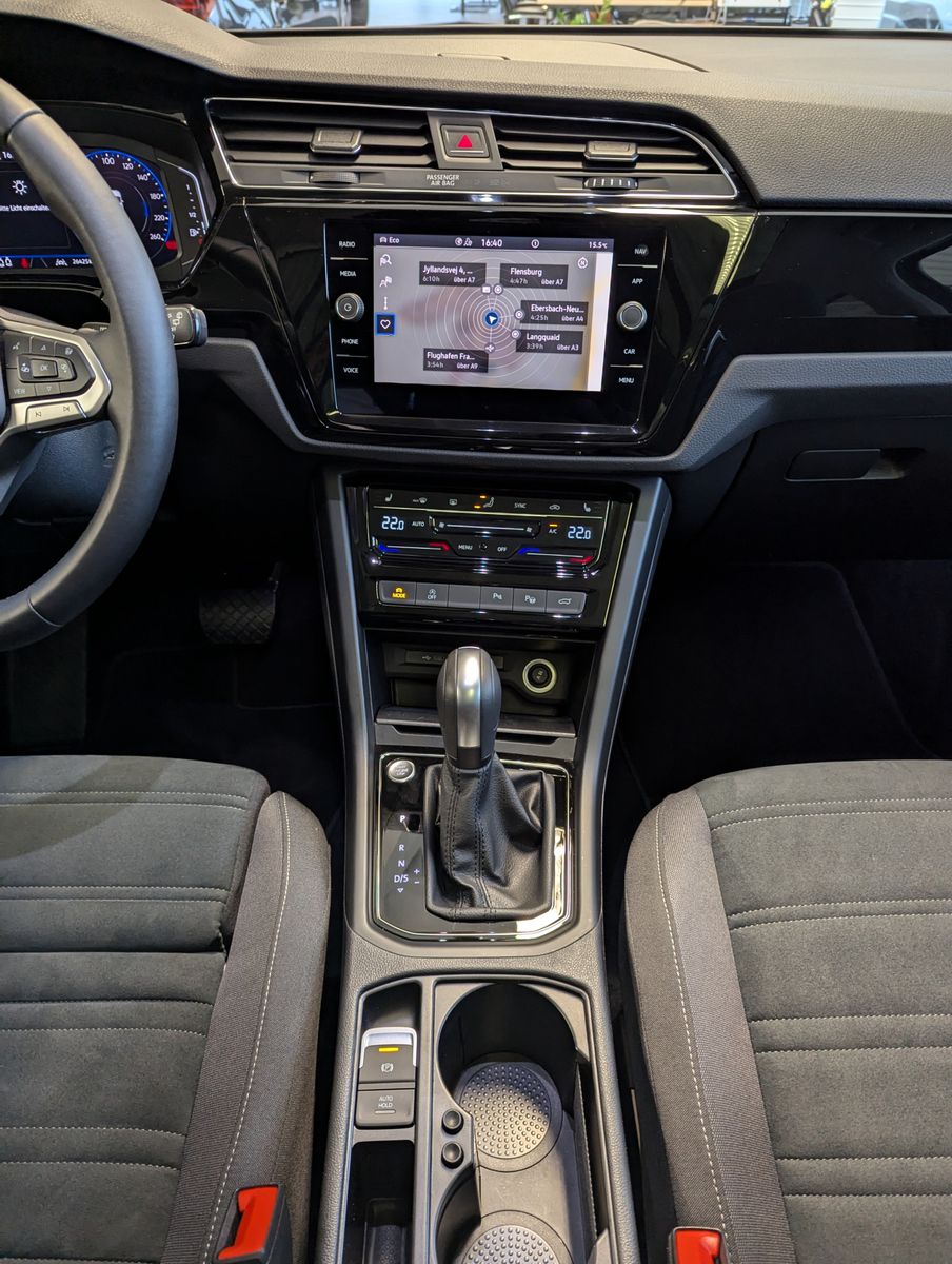 VW Touran 2.0 DSG R-Line High. Pano 7-Si IQ.Dri AHK - Image 26