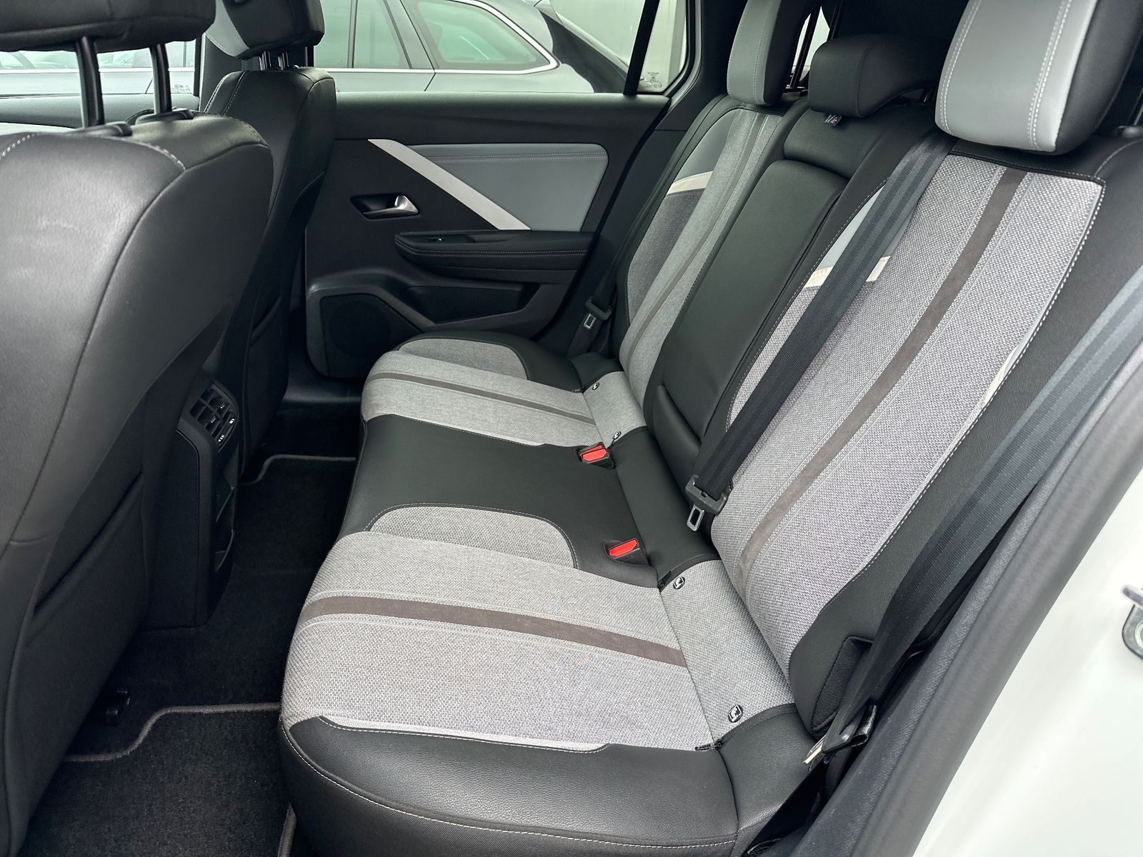 Fahrzeugabbildung Opel Astra SpT 1.5 D Elegance Aut. NAV+LED+KAMERA+SHZ