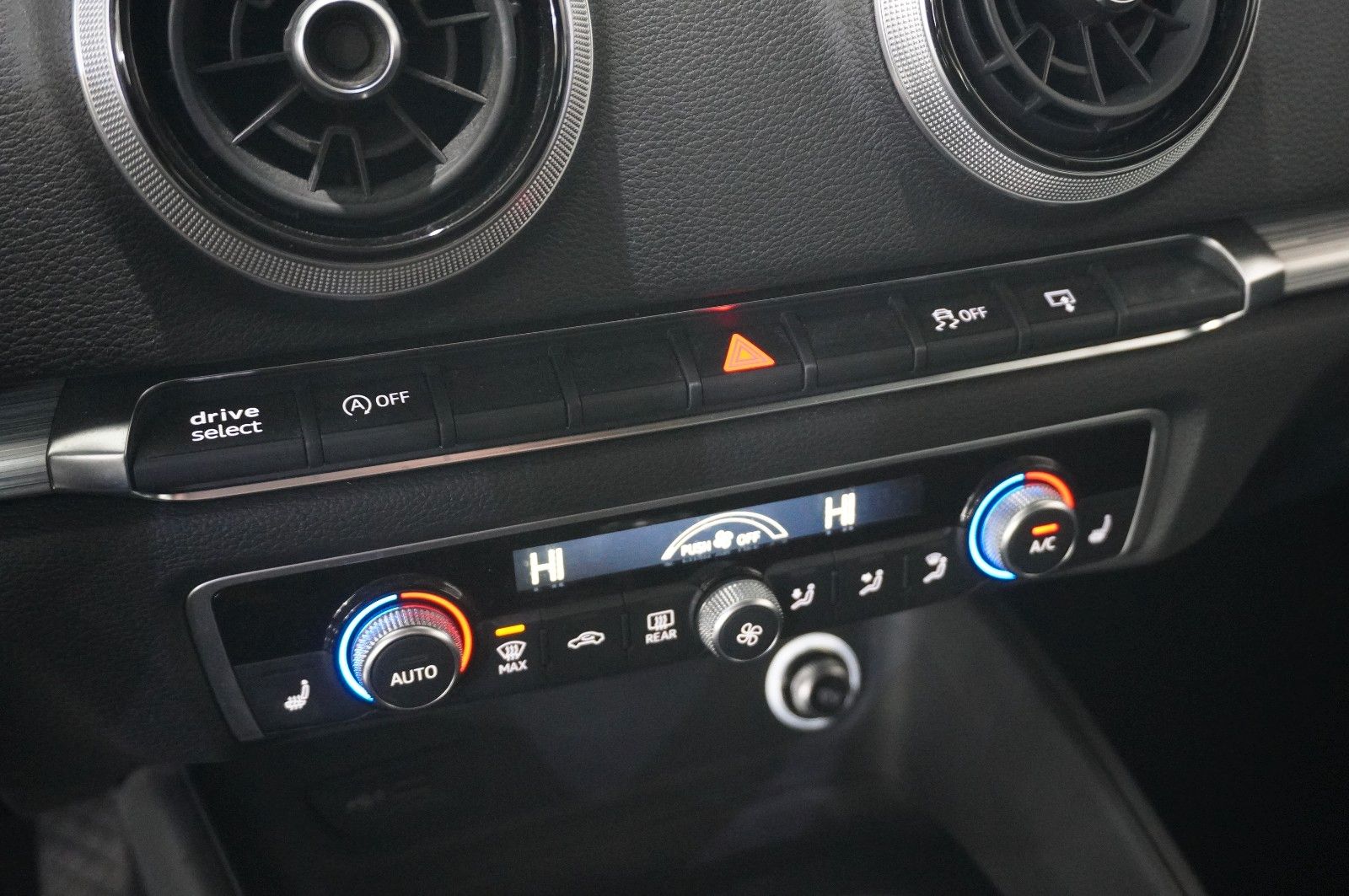 Fahrzeugabbildung Audi A3 Sportback 1.4 TFSI SPORT NAVI/SH/BI-XENON/PDC