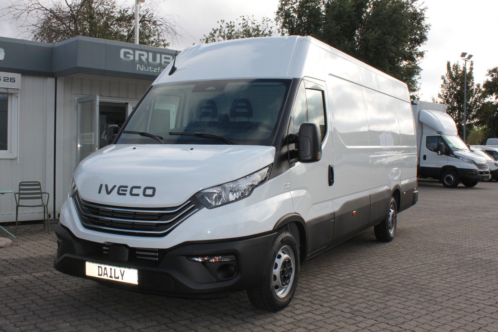 Fahrzeugabbildung Iveco Daily Kasten 35S16 Holzboden/Verkleidung/Airline