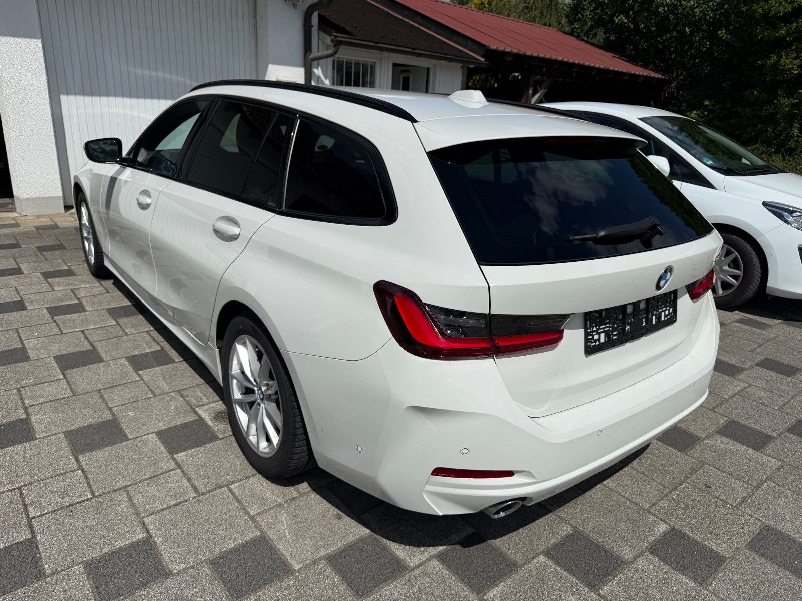 BMW 318d Touring Auto LED AHK  ACC ParkAssist SiHzg foto 3