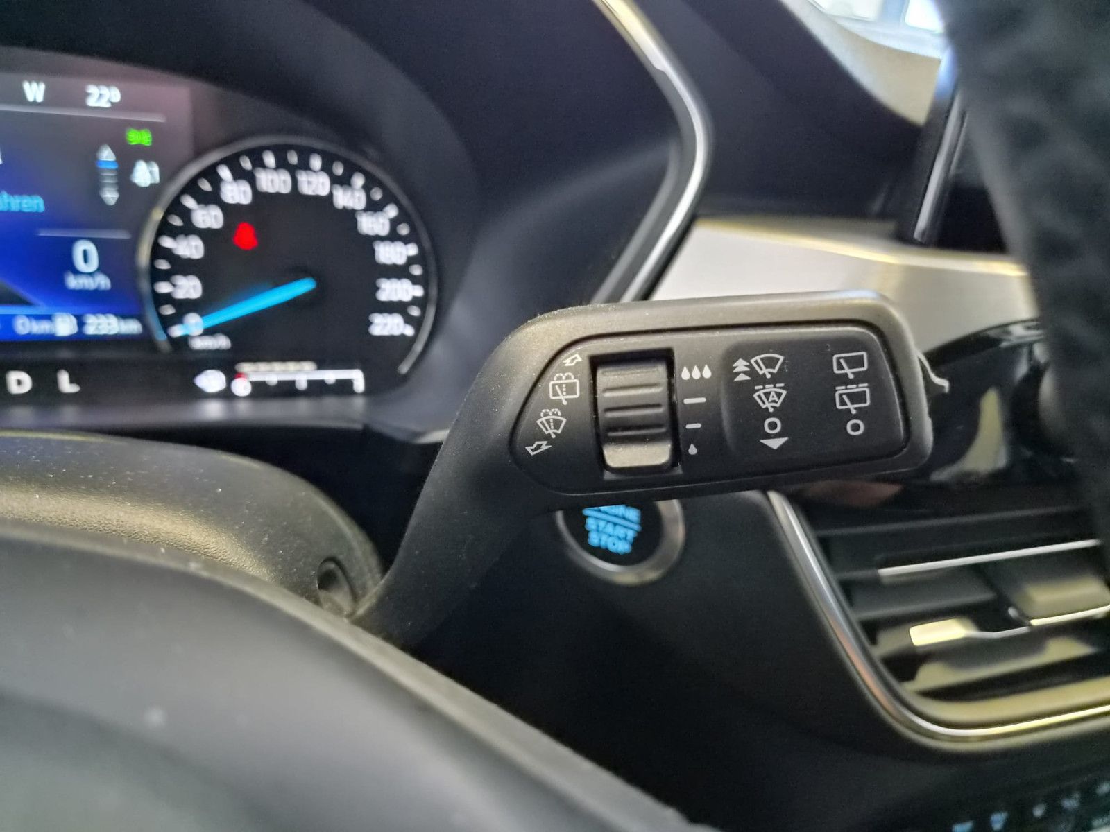 Fahrzeugabbildung Ford Kuga Plug-In Hybrid Titanium / SCHECKHEFT