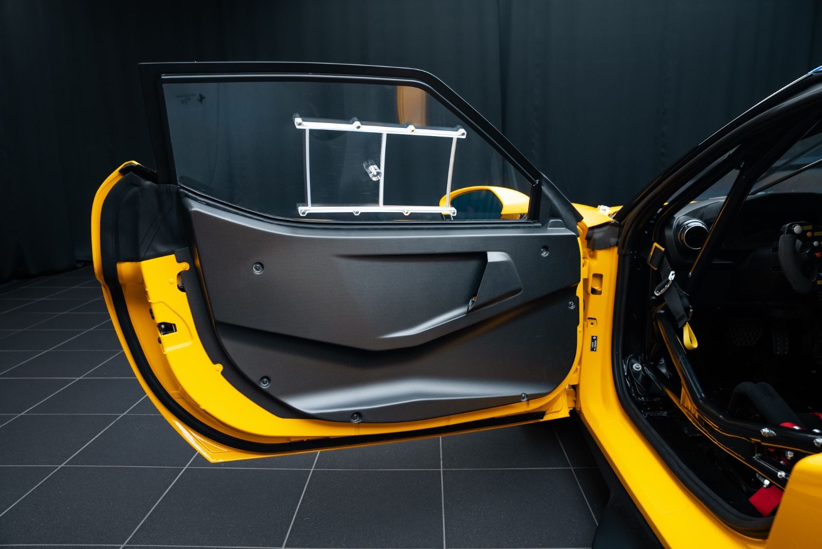 Fahrzeugabbildung Ferrari 296 Challenge TOP/PASSENGER SEAT/SILENCERS