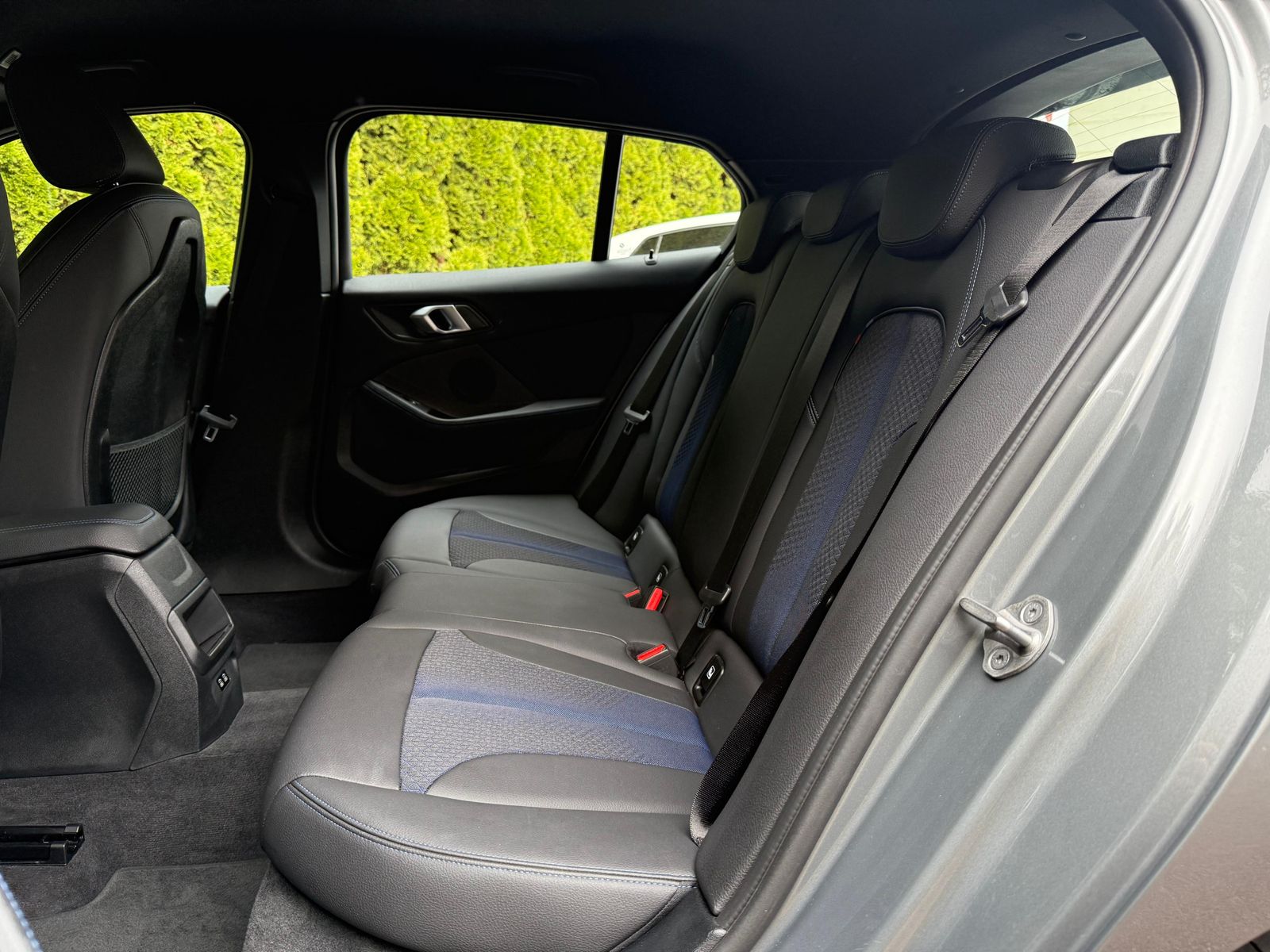 Fahrzeugabbildung BMW 118  d Aut. M Sport LED+NAVI+SHZ+AHK+AMBI+CARPL+