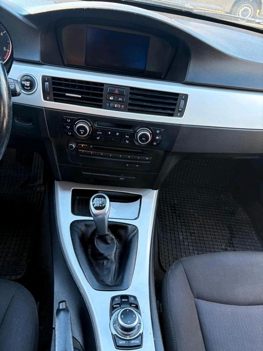 BMW 318 2010 — photo 11