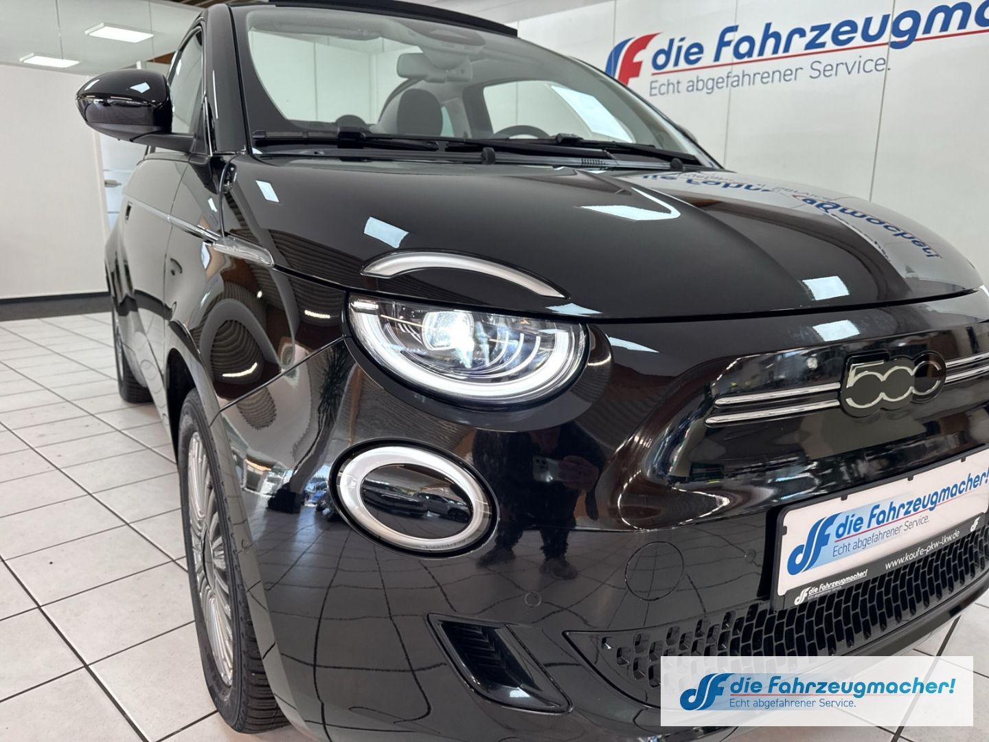 Fahrzeugabbildung Fiat 500 e Navi Soundsystem Apple CarPlay Android Au