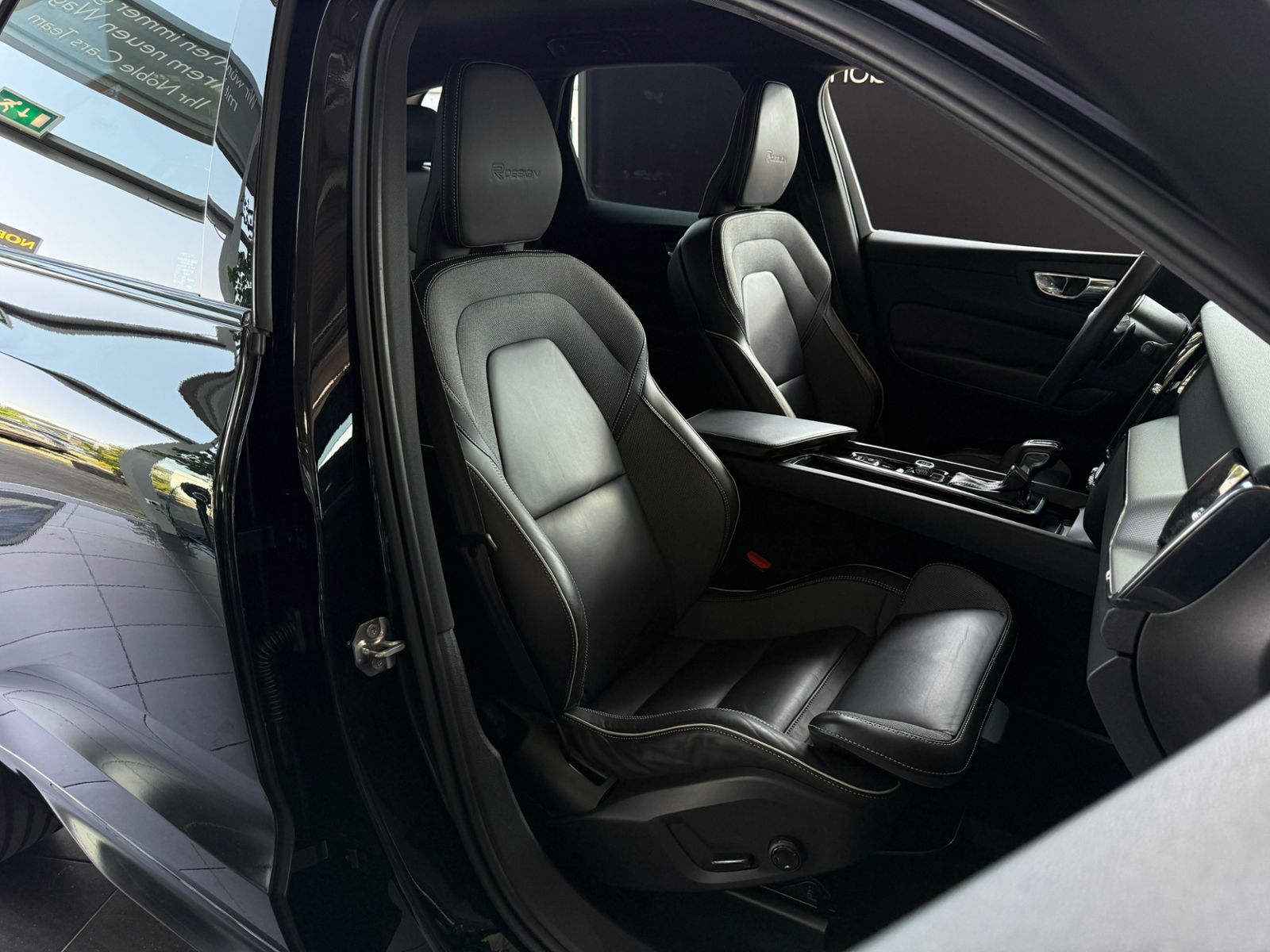 Fahrzeugabbildung Volvo XC60 R Design AWD ACC H&K 360° LED