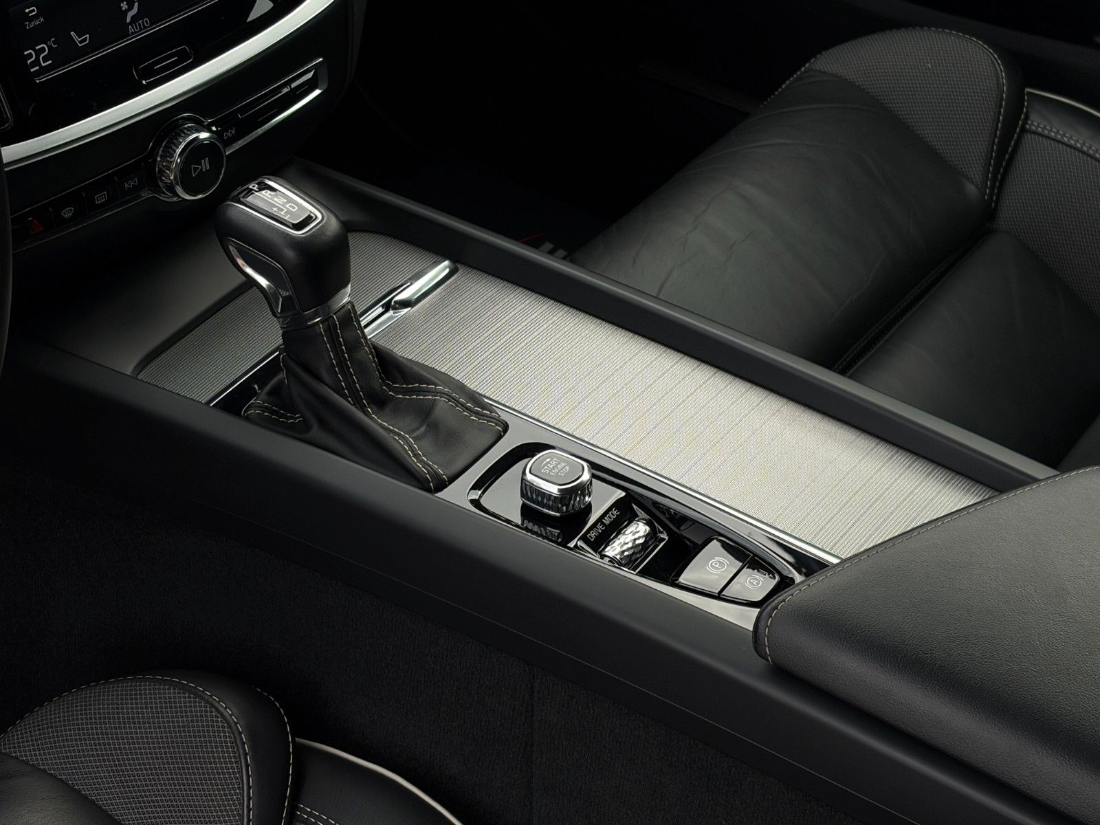 Fahrzeugabbildung Volvo V60 AWD R-Design ACC ProH&K 360° LED CarPl. Memo