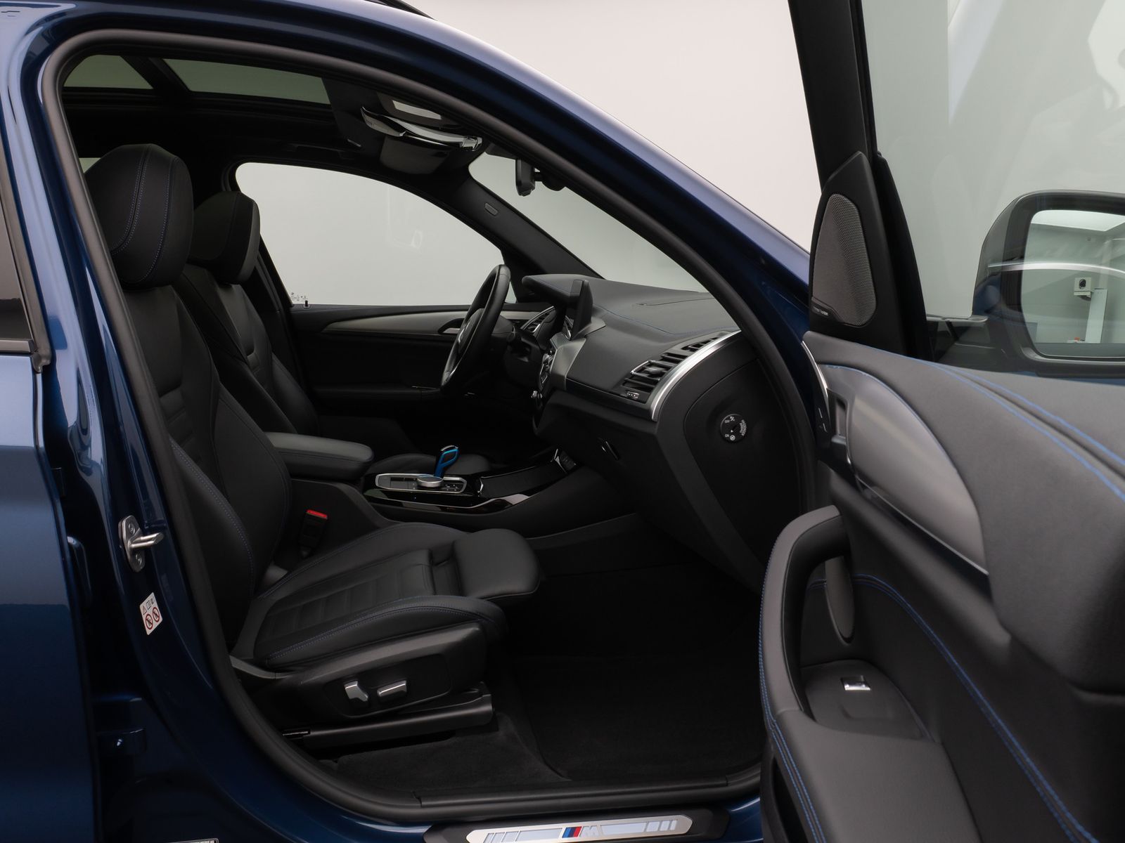 Fahrzeugabbildung BMW iX3 M Sport Impressive Panorama 360° HUD DAB H/K