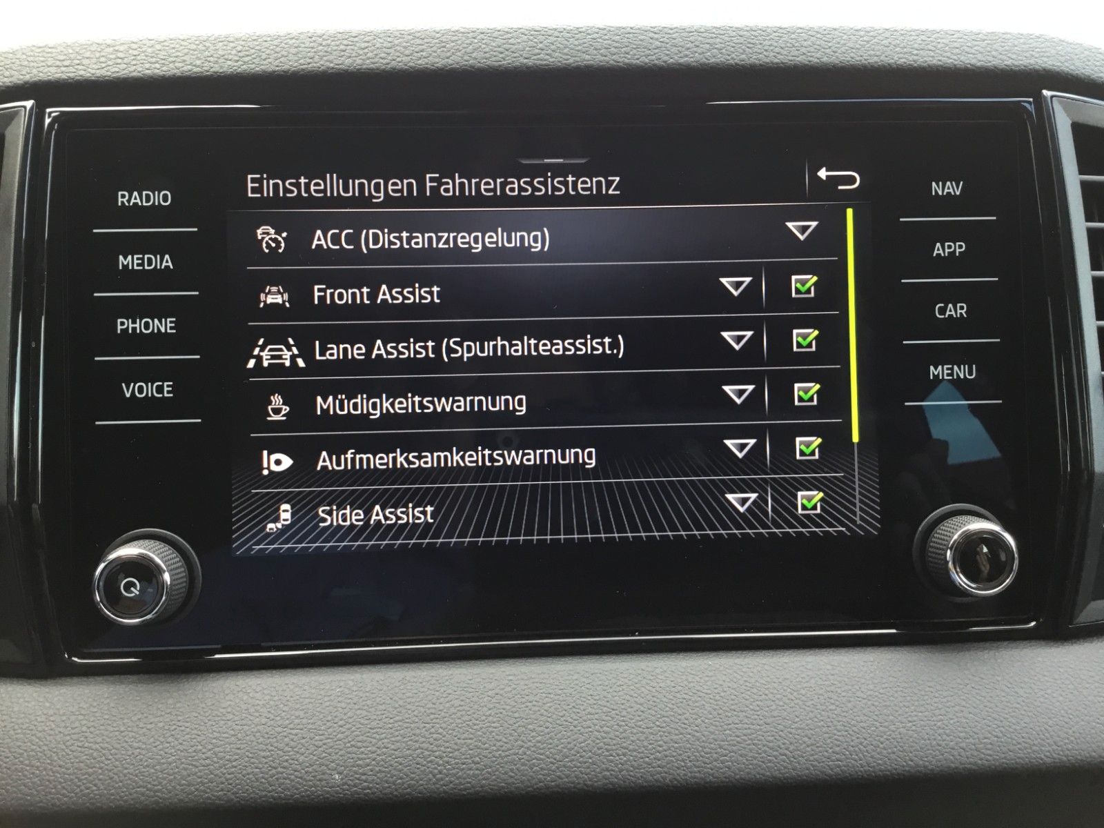 Fahrzeugabbildung SKODA Karoq 2.0l TSI DSG 4x4 Sportline+AHK+Matrix+Pano