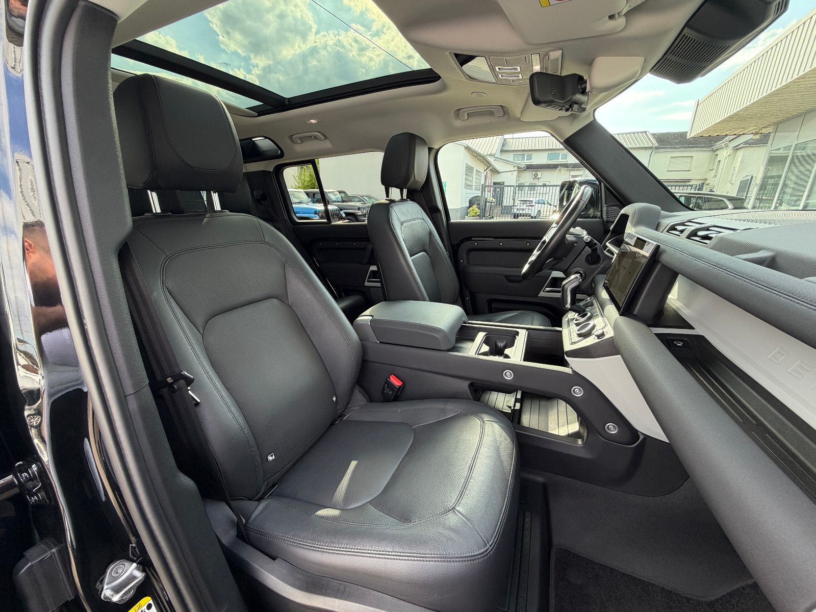 Fahrzeugabbildung Land Rover Defender 110 XS Edition/PANO/AHK/MERIDIAN/3D-KAM