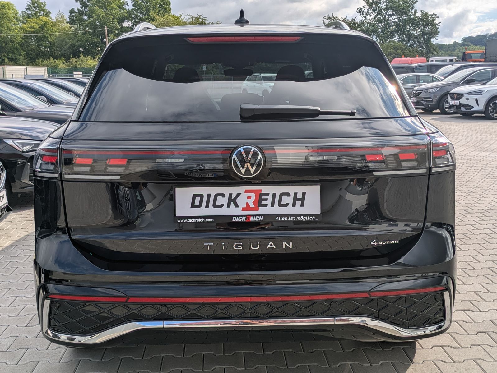 Fahrzeugabbildung Volkswagen Tiguan 2.0 TDI 4M R-Line PANO*H&K*AHK*MATRIX*20"
