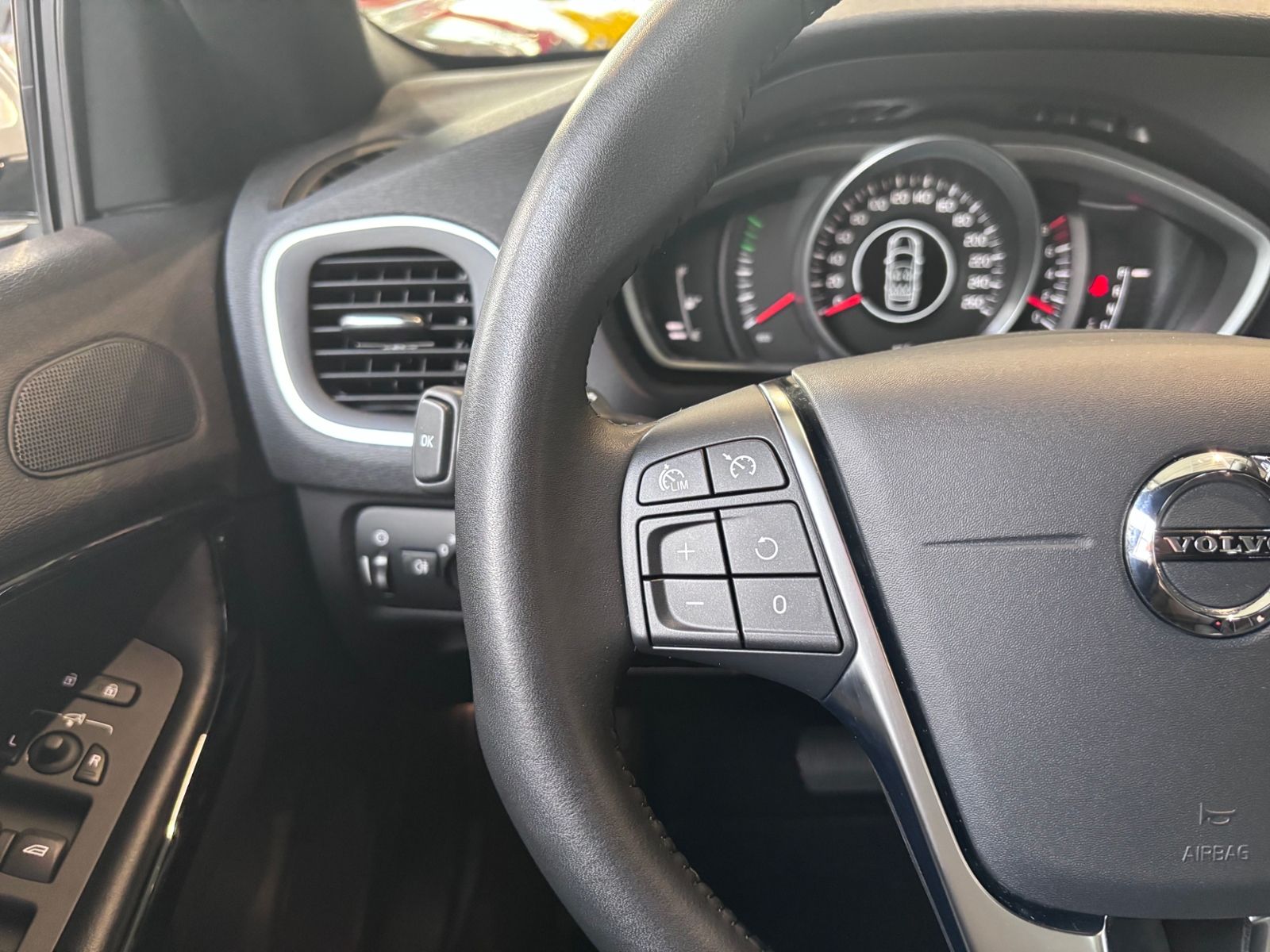 Fahrzeugabbildung Volvo V40 Linje Svart LED NAV SHZ PDC RFK ALU