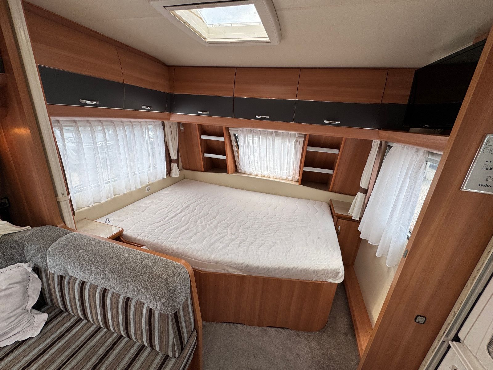 Fahrzeugabbildung Hobby 545 KMF DE LUXE SAT TV MOVER RUNDSITZGRUPPE