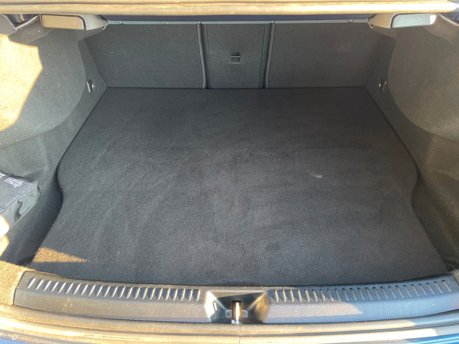 Fahrzeugabbildung Mercedes-Benz A 250e Limo+AMG+Ambiente+RFK+19Zoll+MBUX+LED+