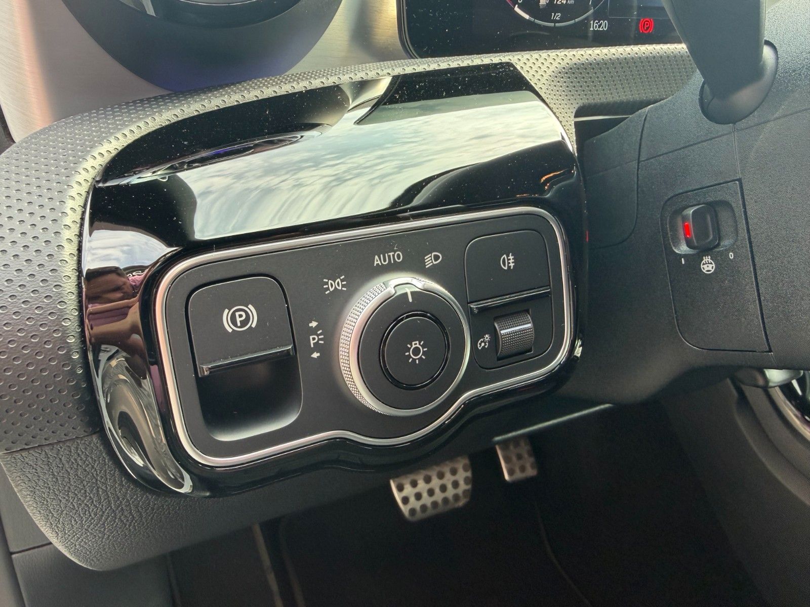Fahrzeugabbildung Mercedes-Benz A 220 d AMG BURM+AHK+360°+MBEAM+TOTW+DISTR