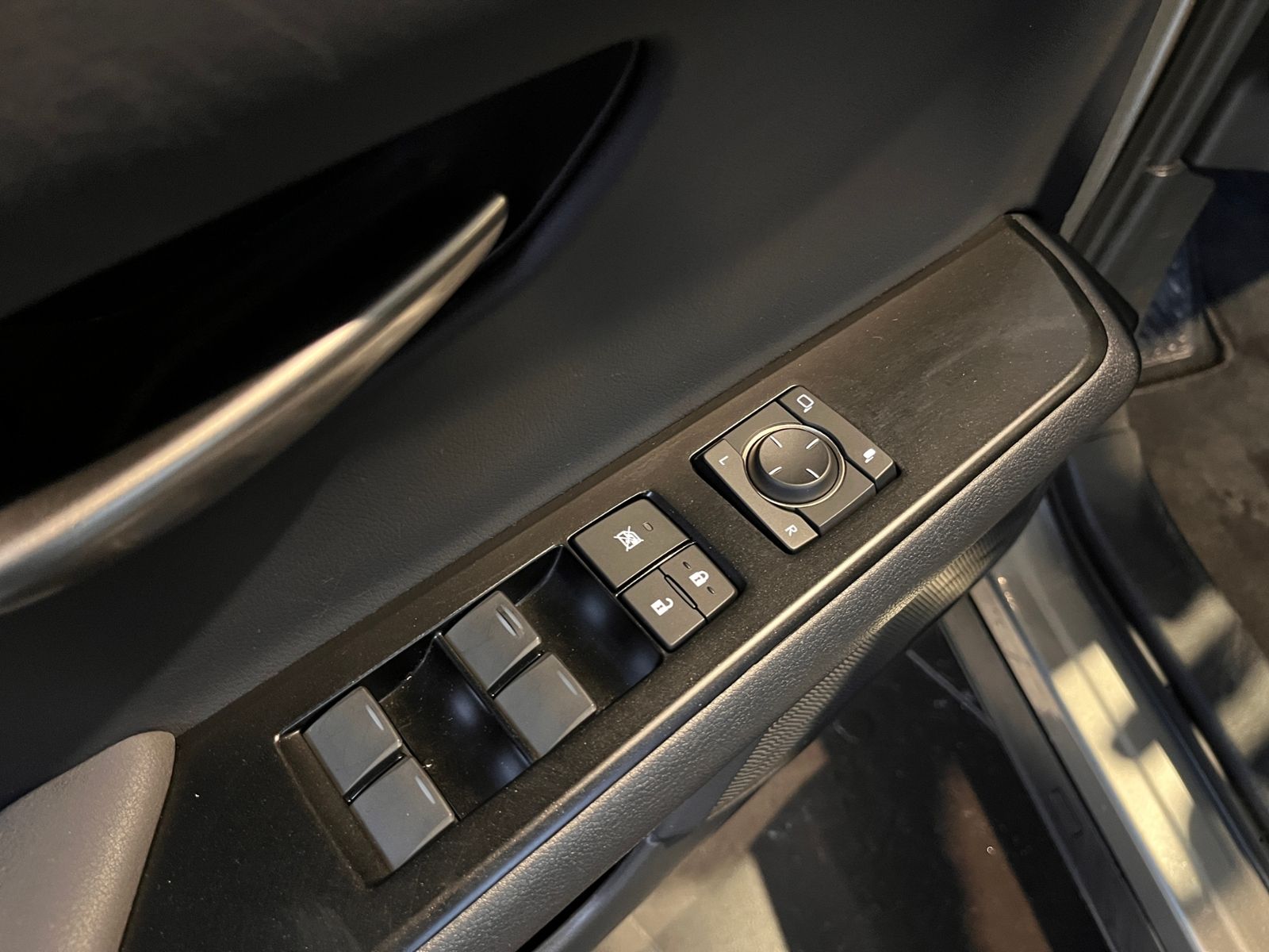 Fahrzeugabbildung Lexus UX 250h Launch Edition LED NAV SHZ PDC RFK 17"