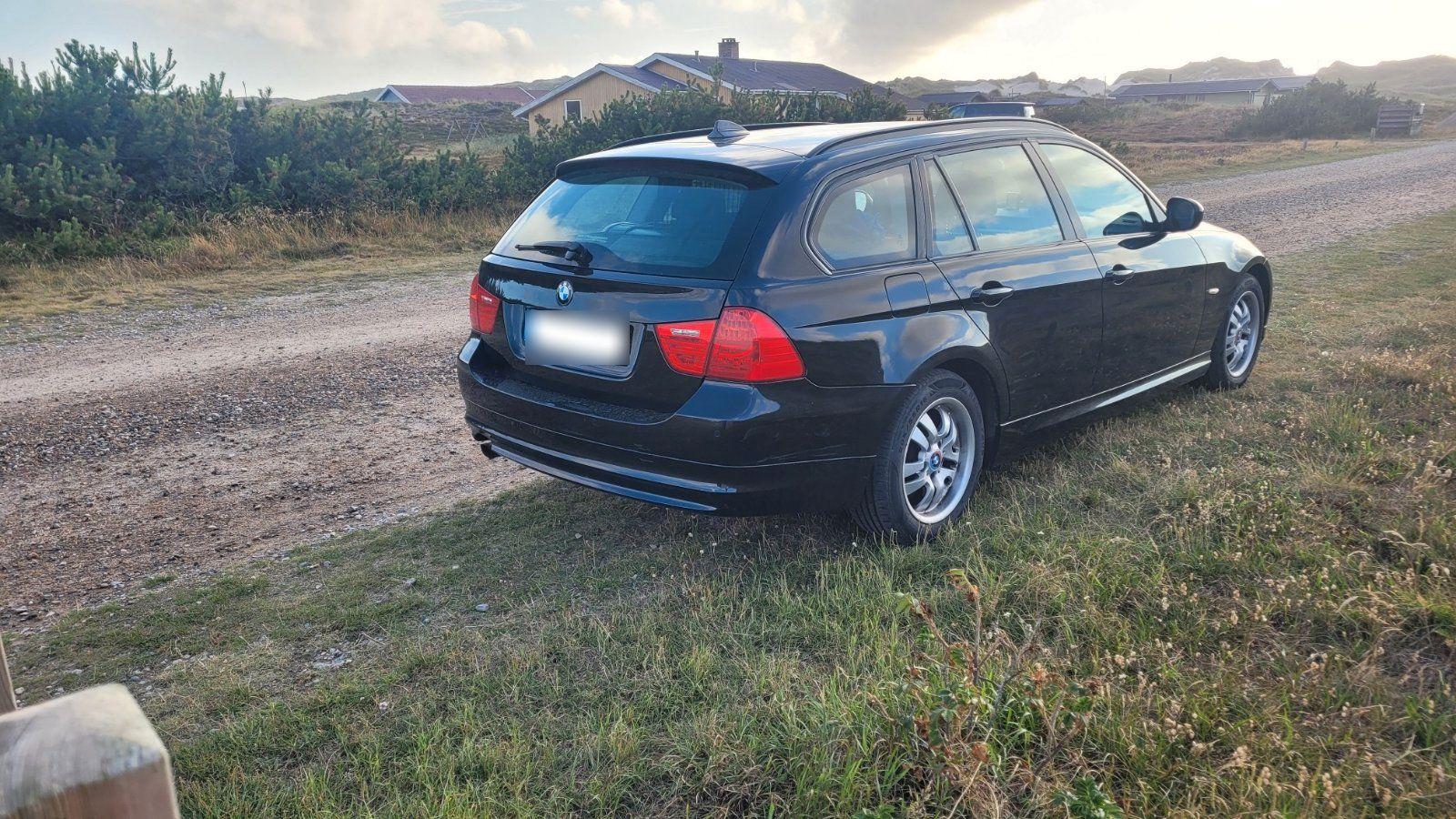 BMW 318 2012 — rear view