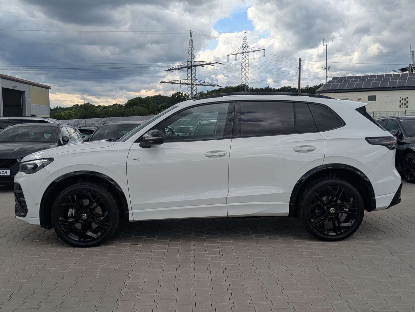 Fahrzeugabbildung Volkswagen Tiguan 2.0 TDI 4M R-Line PANO*H&K*AHK*MATRIX*20"