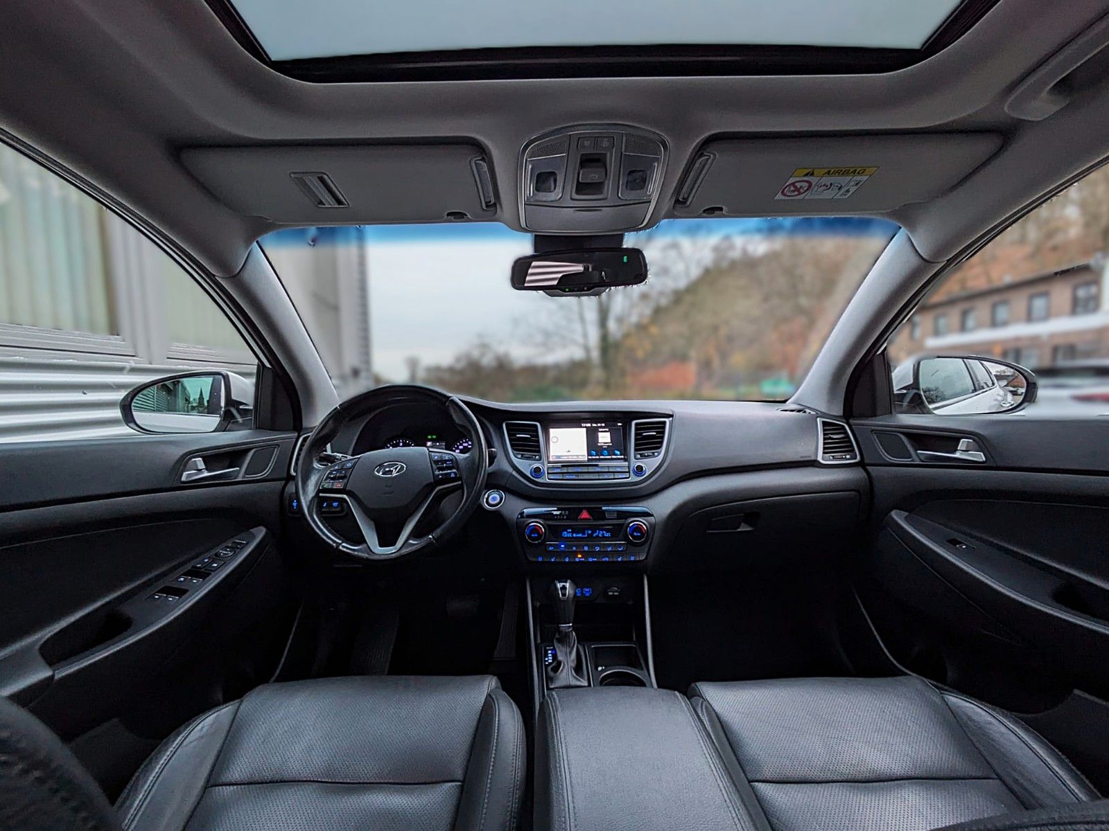 Fahrzeugabbildung Hyundai Tucson PREMIUM 4WD LEDER NAVI PANO PARKASS. LED