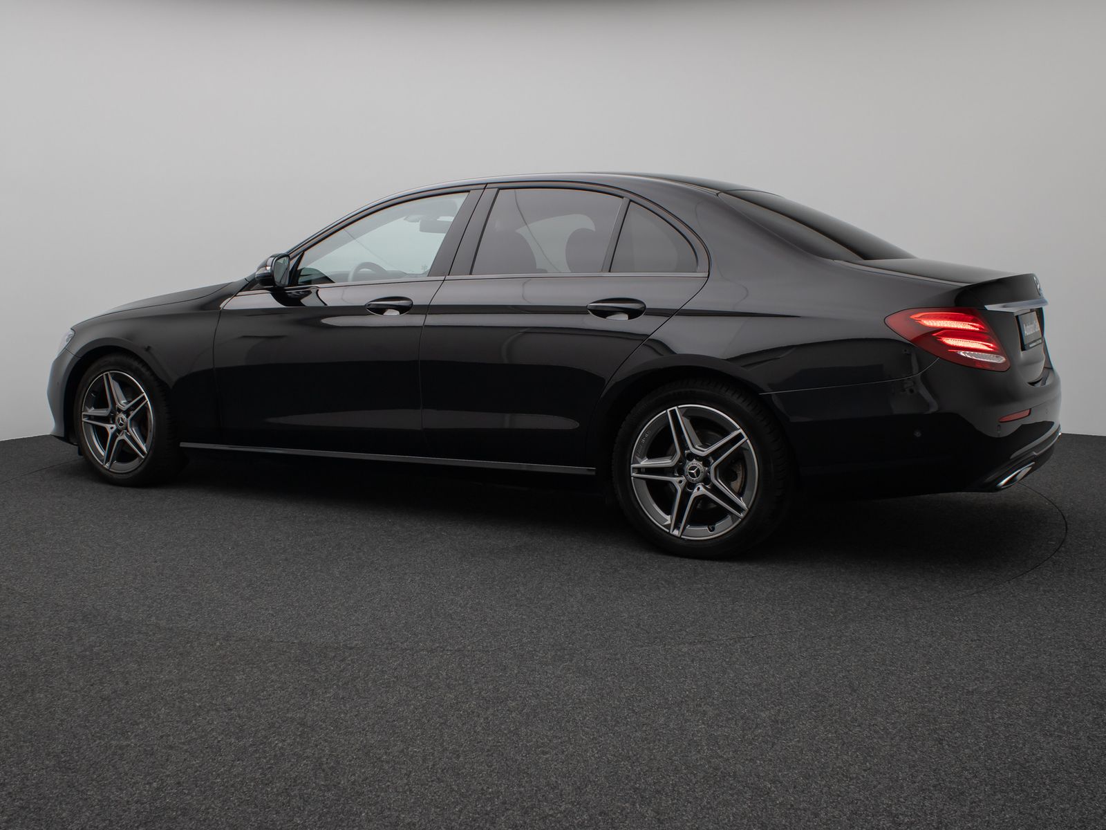 Fahrzeugabbildung Mercedes-Benz E 220 d Avantgarde. 9G-Tronic Kamera Navi Sport