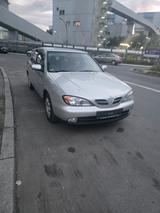Nissan Primera 1,8 I Elegance - silberne Nissan Primera
